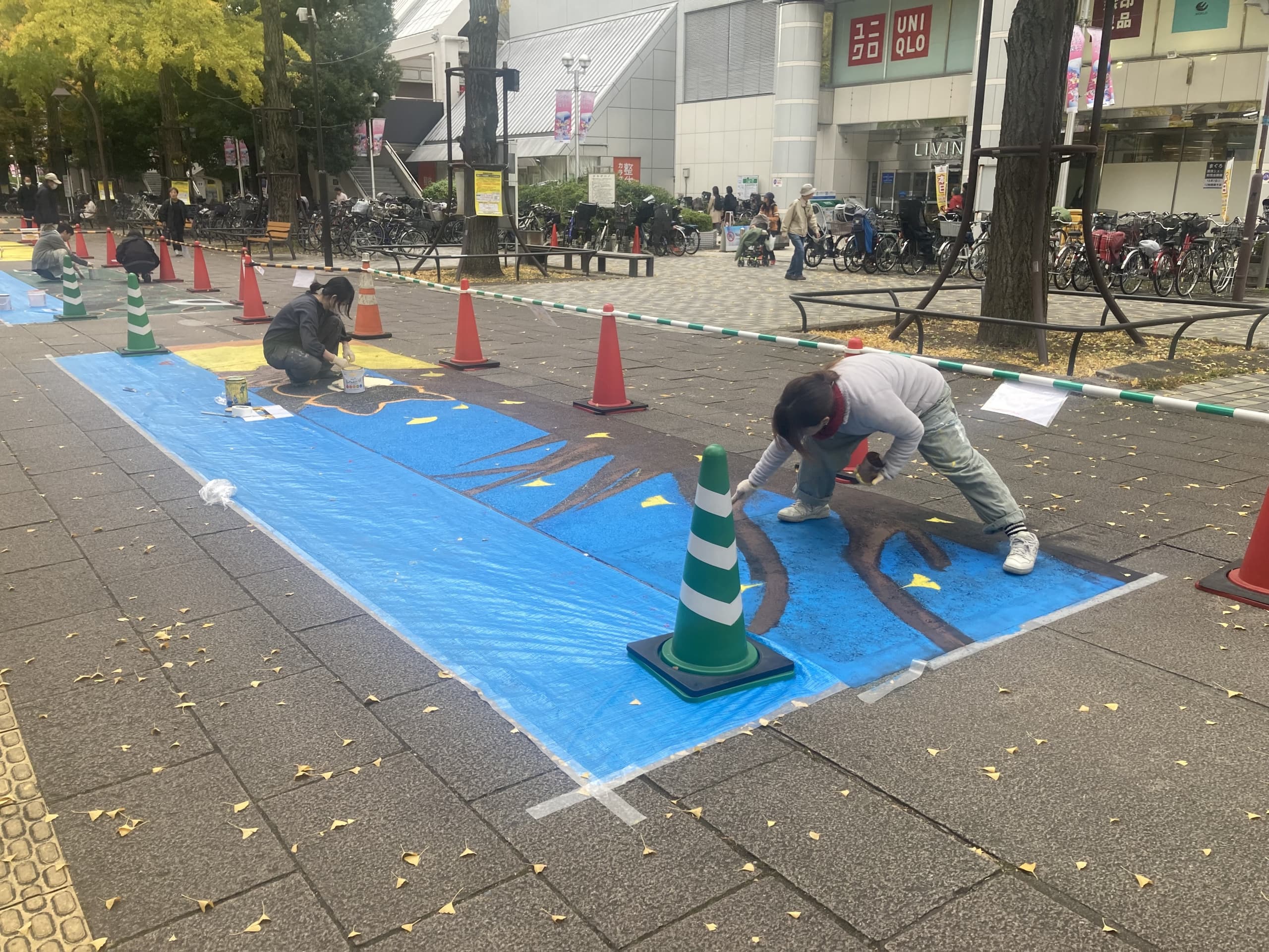 「日芸の准教授と学生による路面アート制作中」